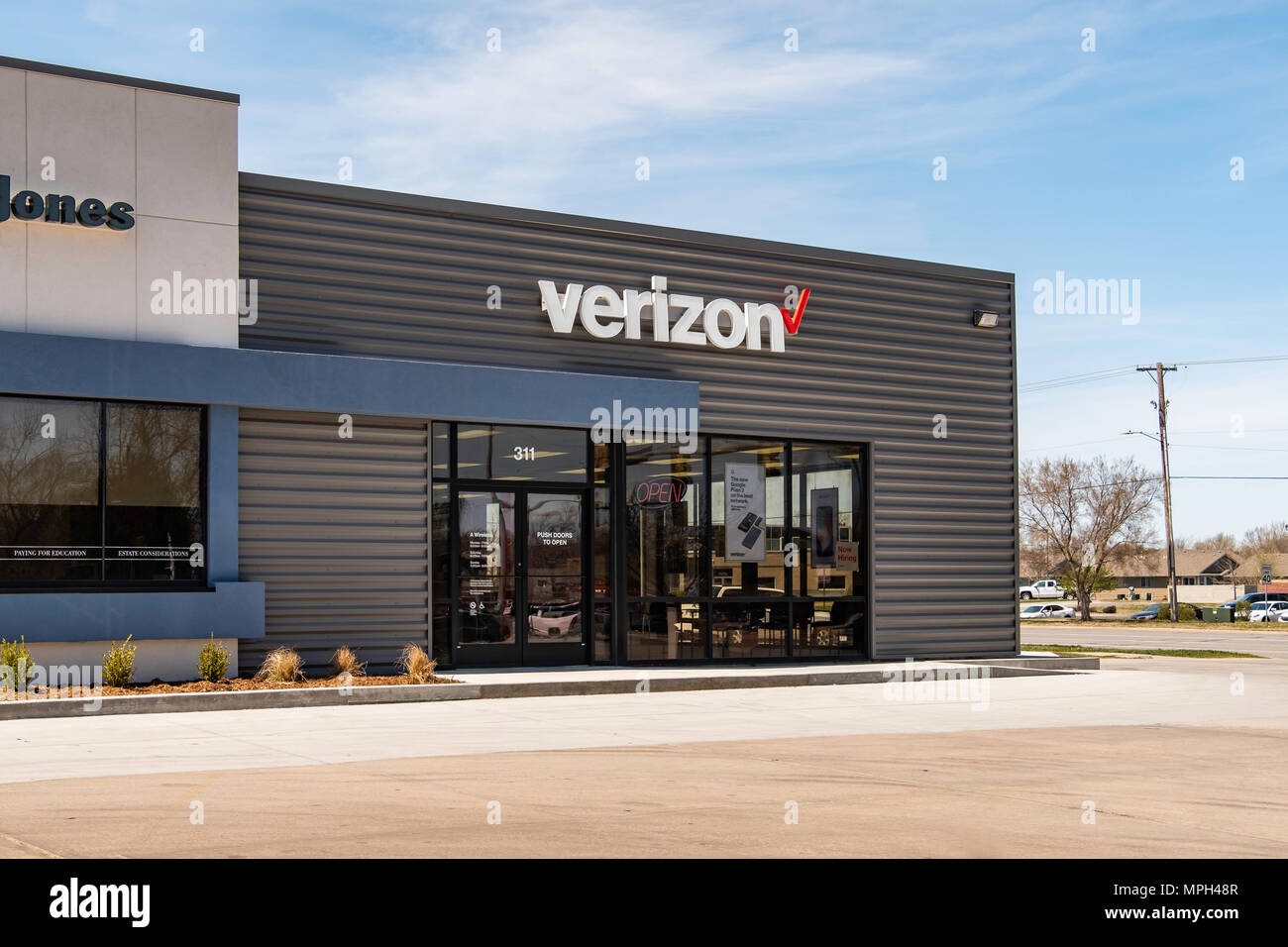 L'esterno alla vetrina di una telecomunicazione Verizon business al dettaglio di Wichita, Kansas, Stati Uniti d'America. Foto Stock