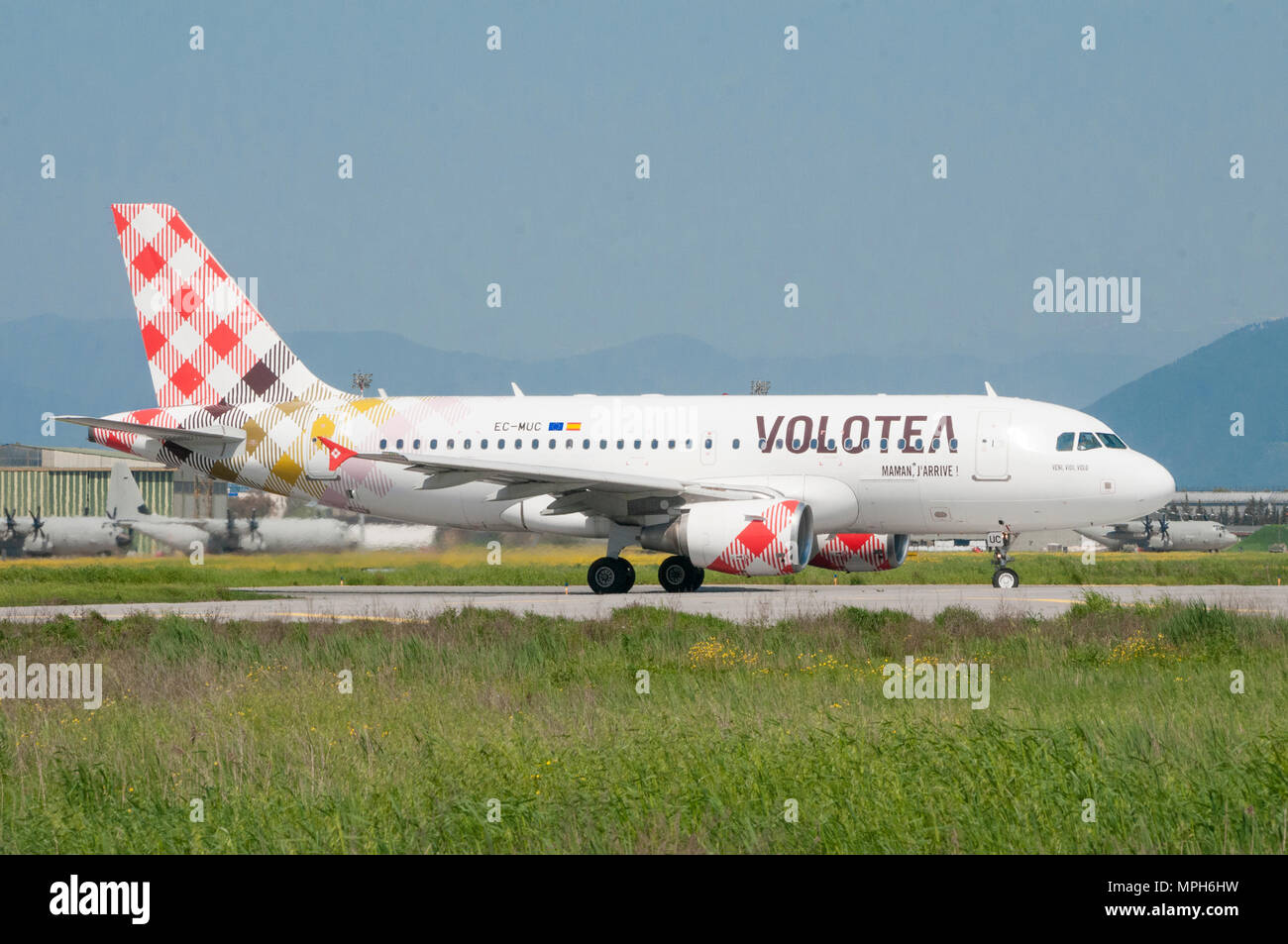 PISA, IT - APRILE, 19, 2018; un Volotea Airbus 319 rullaggio presso l'Aeroporto Internazionale Galileo Galilei di Pisa Foto Stock
