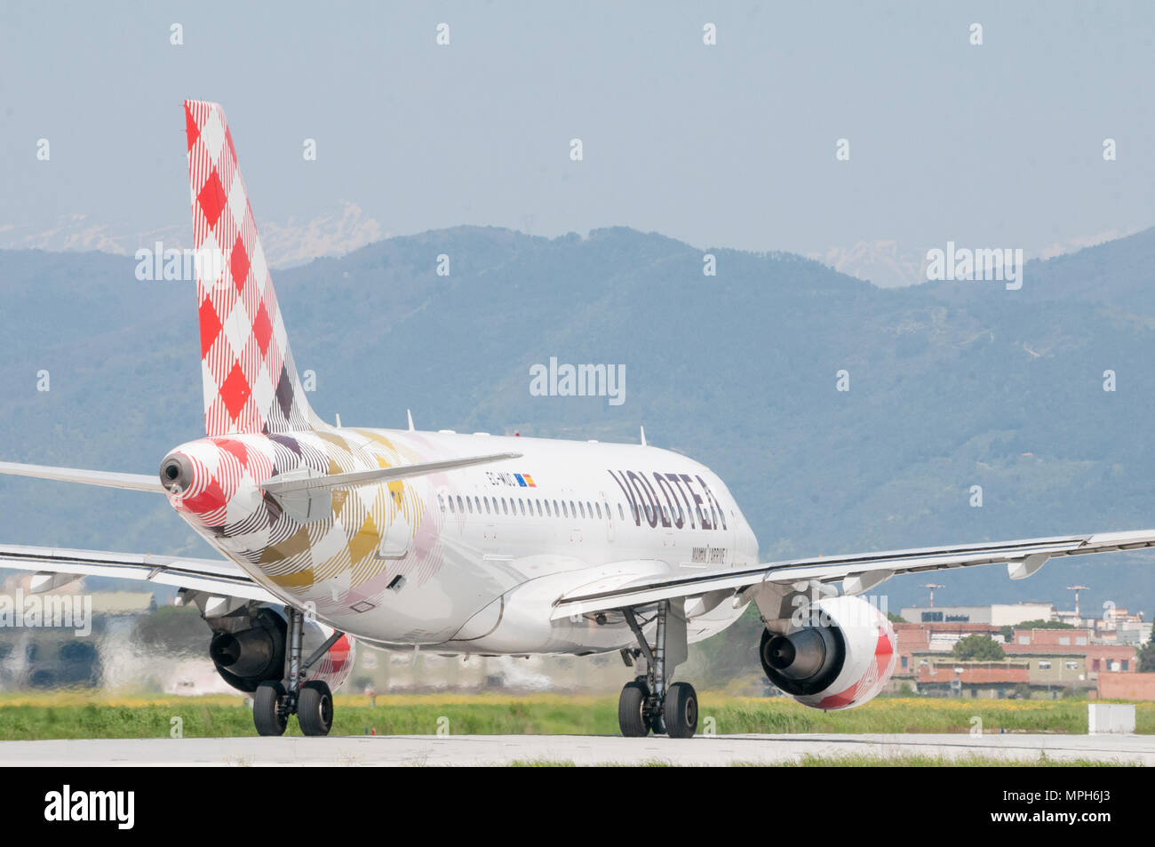 PISA, IT - APRILE, 19, 2018; un Volotea Airbus 319 togliere all'Aeroporto Internazionale Galileo Galilei di Pisa Foto Stock