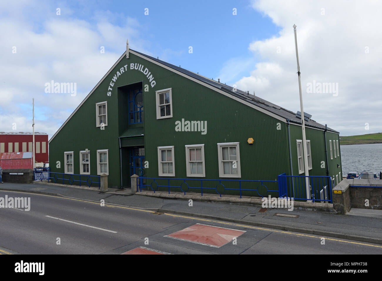 Stewart edificio in Shetland sulla banchina del porto a casa per la Shetland Centro di frutti di mare e di SNH con signage all'esterno dell'edificio Foto Stock