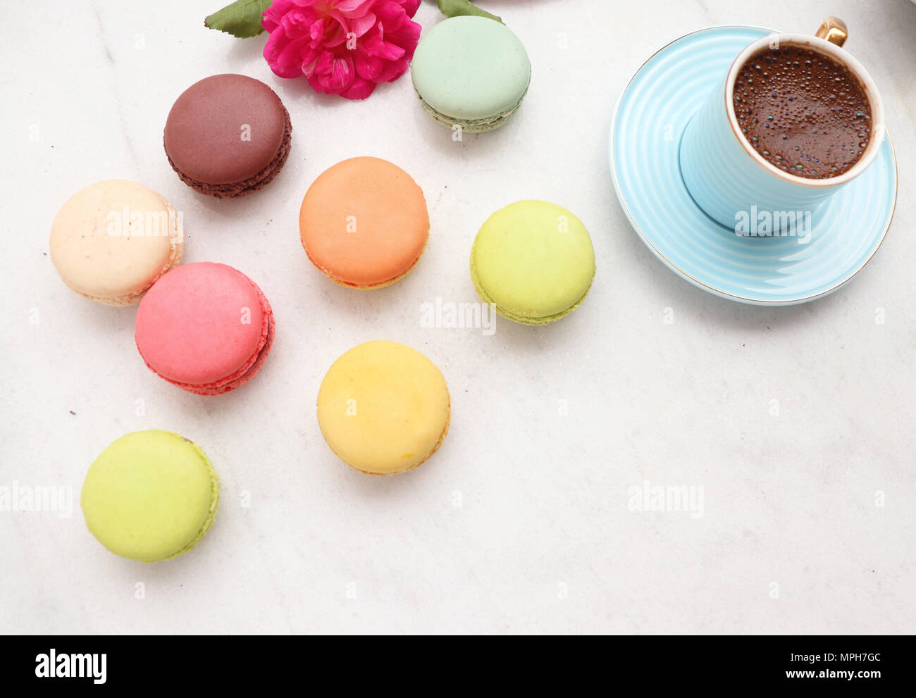 Macaron colorati su sfondo bianco Foto Stock