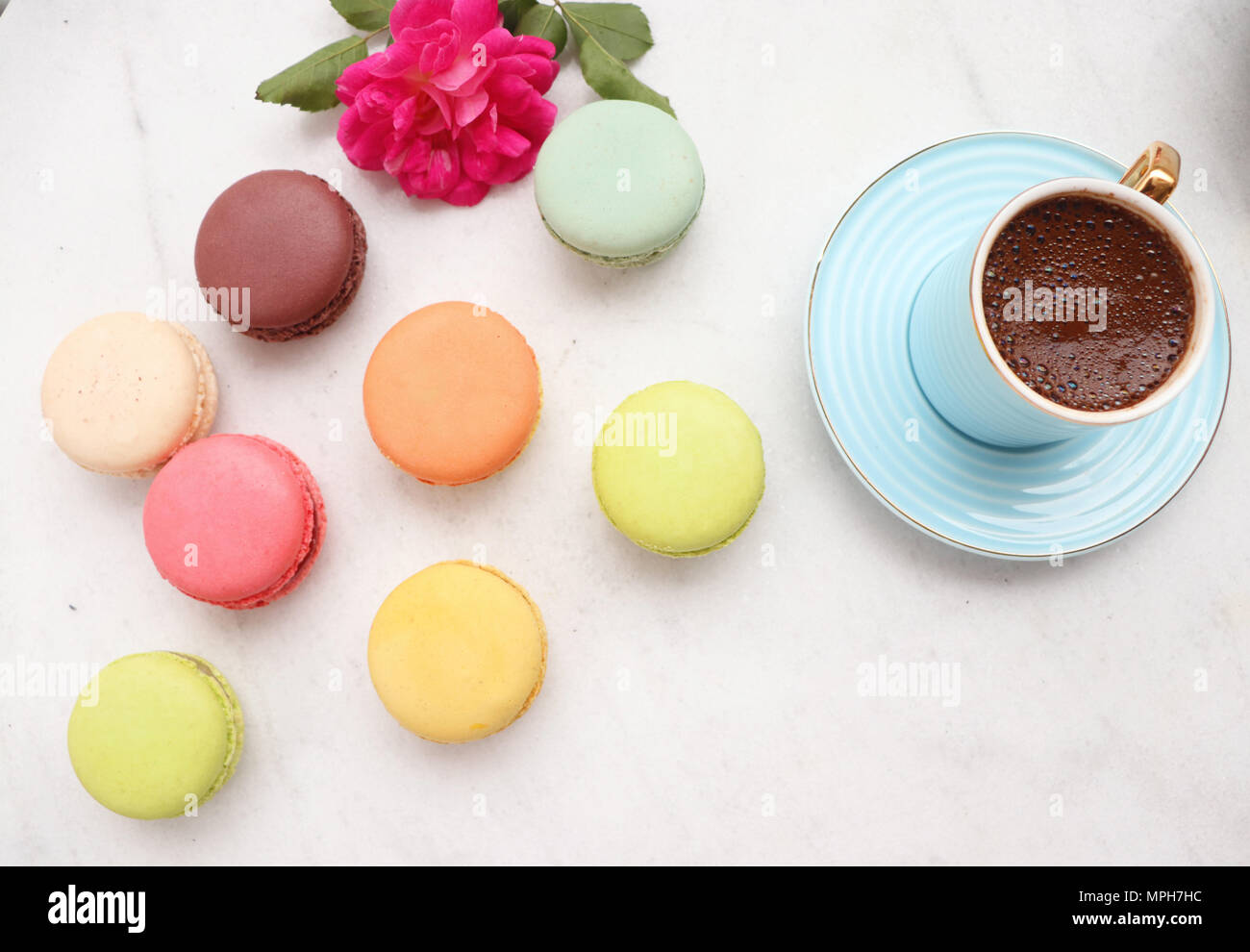 Macaron colorati su sfondo bianco Foto Stock