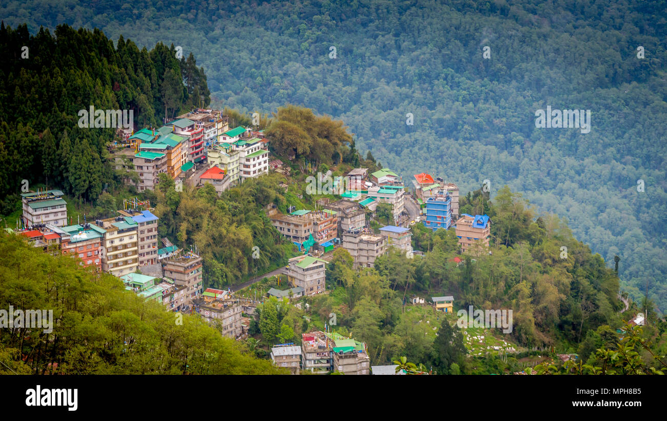 Vista panoramica di Gangtok, la città capitale del Sikkim, India Foto Stock