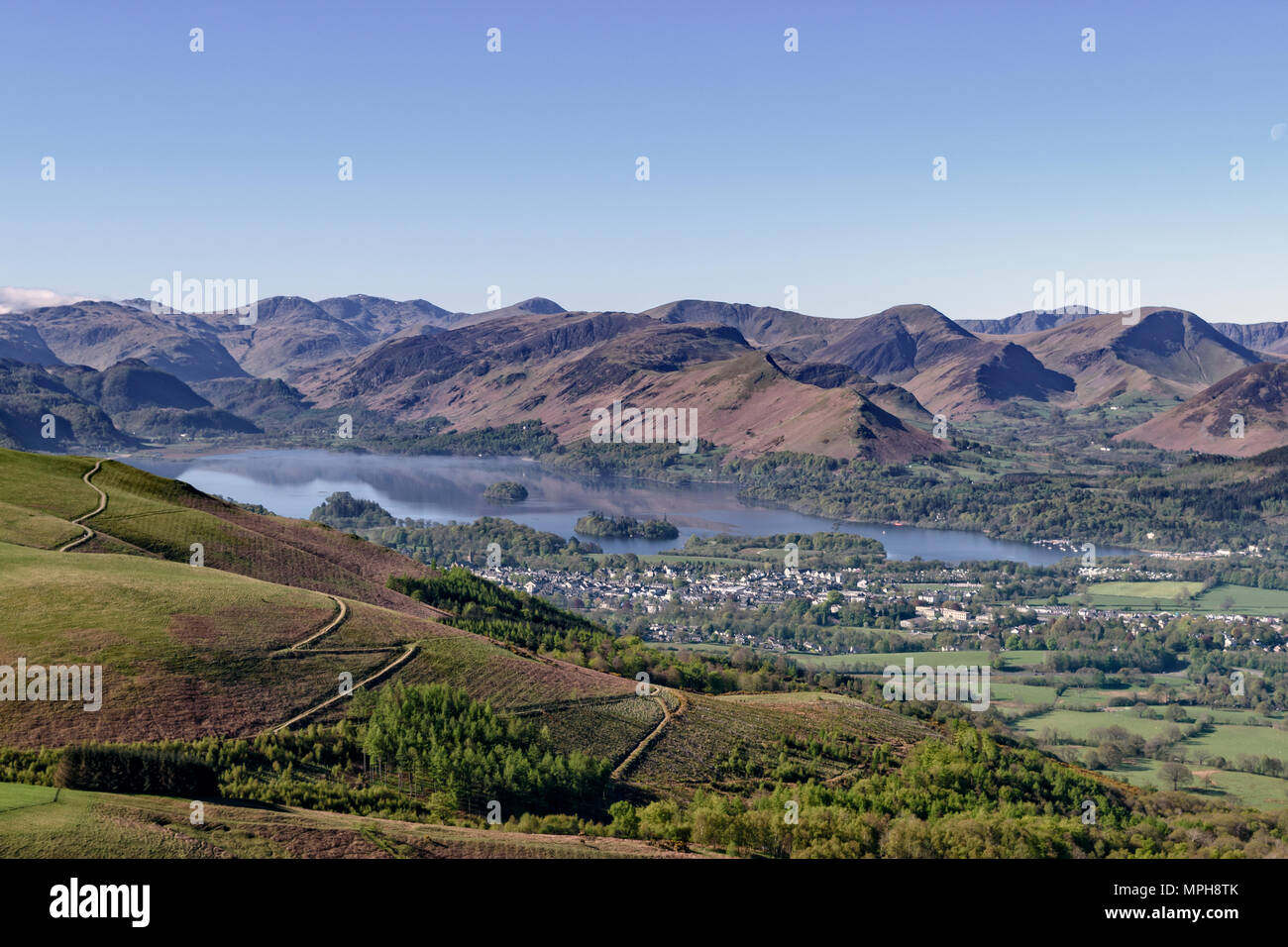Keswick, Derwent Water e il Noth Western fells visto dal Skiddaw. Foto Stock