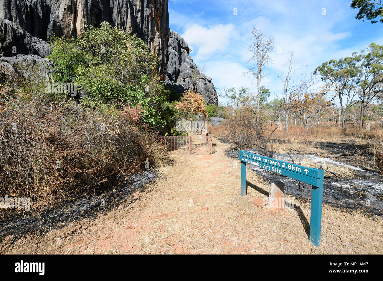 Accesso a Wullumba arte aborigena nel sito Chillagoe-Mungana Grotte Parco Nazionale del Nord del Queensland, FNQ, QLD, Australia Foto Stock