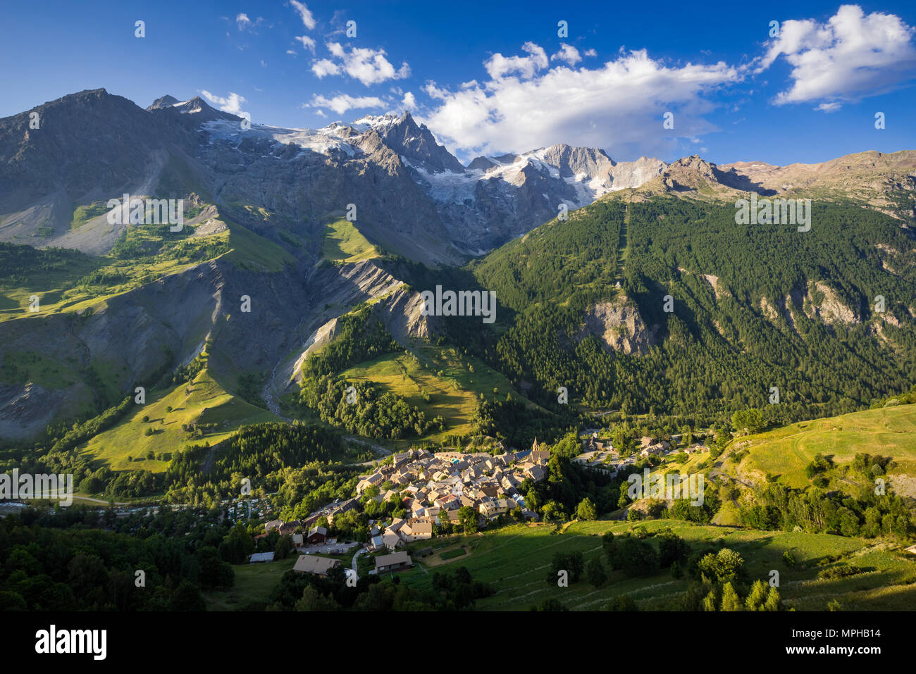 La Grave village con la Meije picco e ghiacciai nella luce del mattino. Parco Nazionale degli Ecrins, Hautes-Alpes, sulle Alpi francesi, Francia Foto Stock