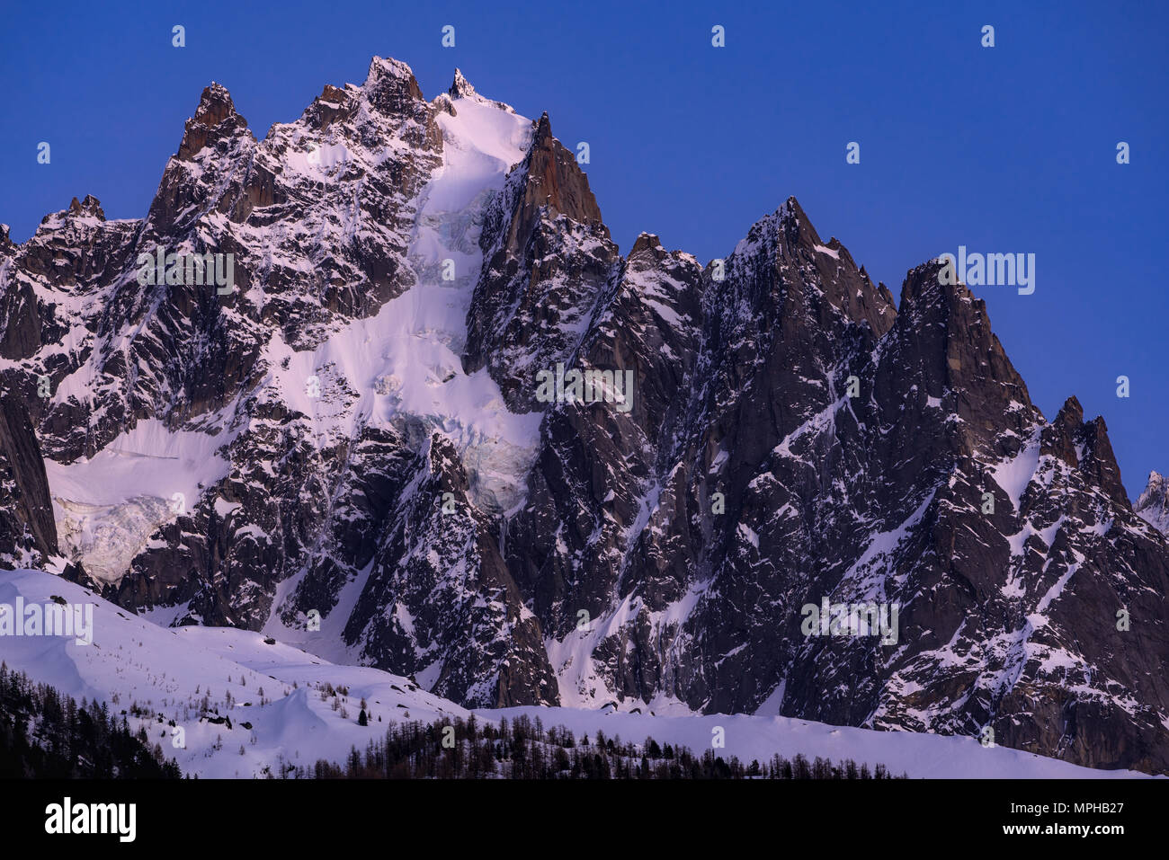 La Chamonix aghi (Aiguille du plan e Dent du coccodrillo) al crepuscolo. Mont Blanc mountain range, Chamonix Alta Savoia, alpi, Francia Foto Stock
