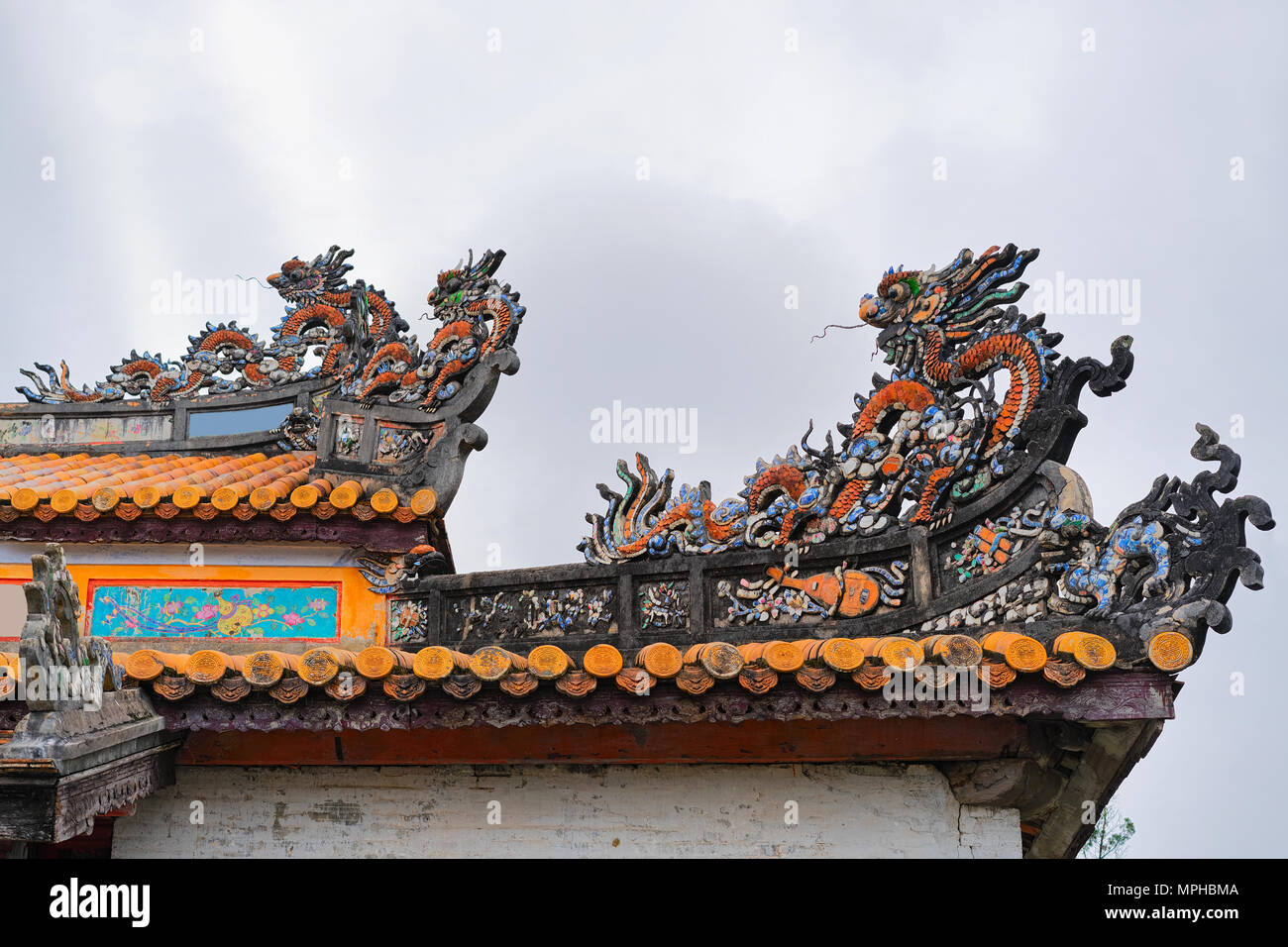 Decorazione nella Pagoda in città Emperial quello dei Kinh thanh in tinta, Vietnam Foto Stock