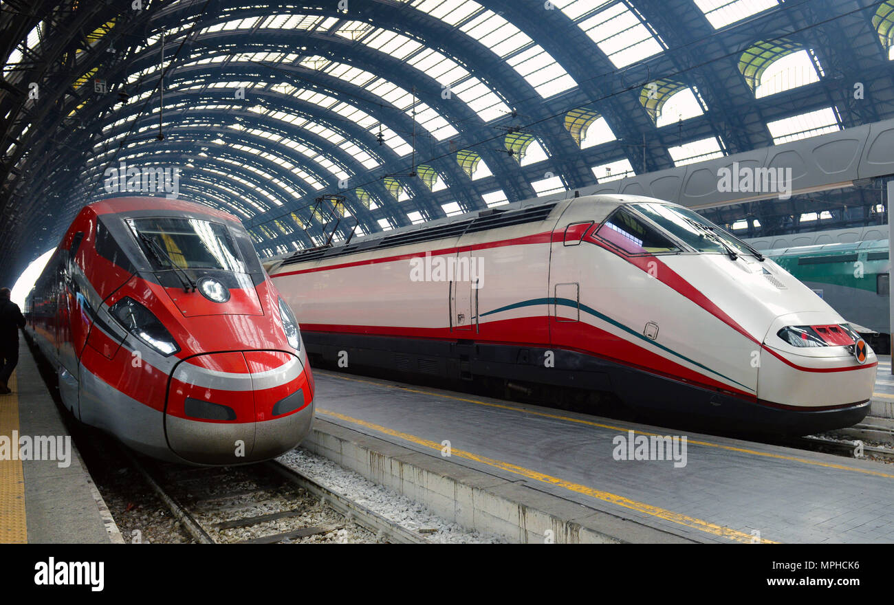 Treno ad alta velocità presso la stazione ferroviaria Foto Stock