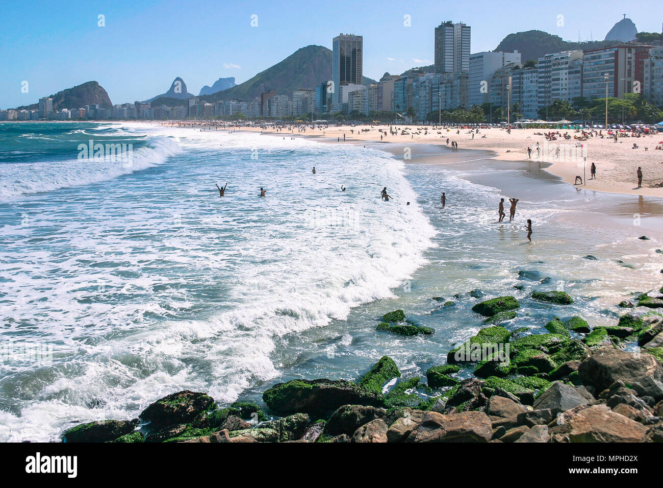 Spiaggia di Copacabana e di Rio de Janeiro in Brasile è una delle spiagge più famose in tutto il mondo Foto Stock