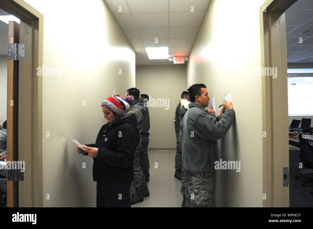 Avieri sulla neve team assegnato al New York Air National Guard 106ª Ala di salvataggio, la compilazione dei documenti prima della tempesta durante la tempesta di neve Stella preparazione a Francesco S. Gabreski in Westhampton Beach, N.Y., Marzo 13. 106ª Rescue ala ha un distinto snow team fatto di full time base dipendenti che supportano il funzionamento di base di rimozione di neve. (U.S. Air Force Master Sgt. Cheran A. Cambridge) Foto Stock