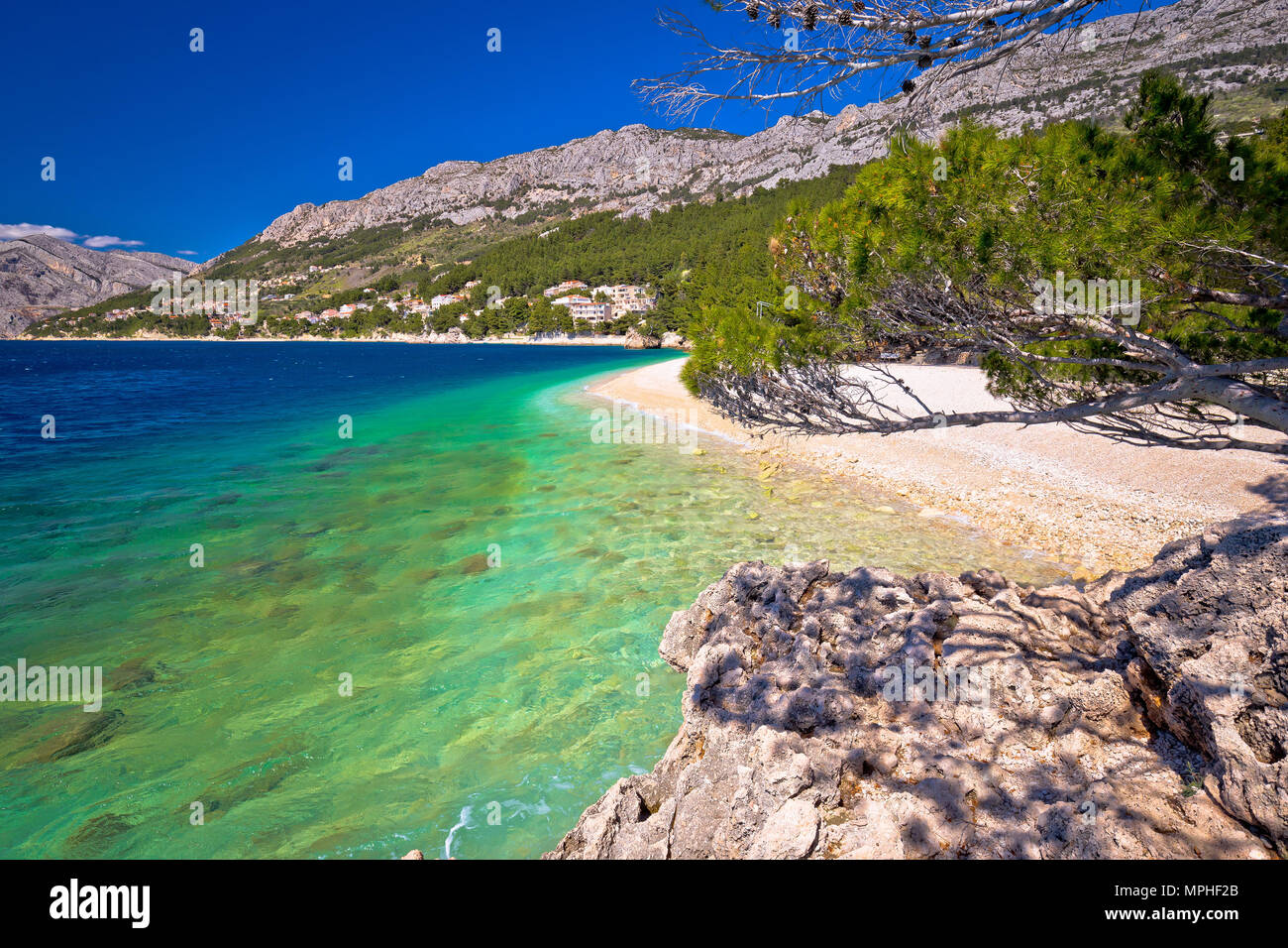 Idillica spiaggia Punta Rata di Brela vista, Makarska riviera della Dalmazia, Croazia Foto Stock