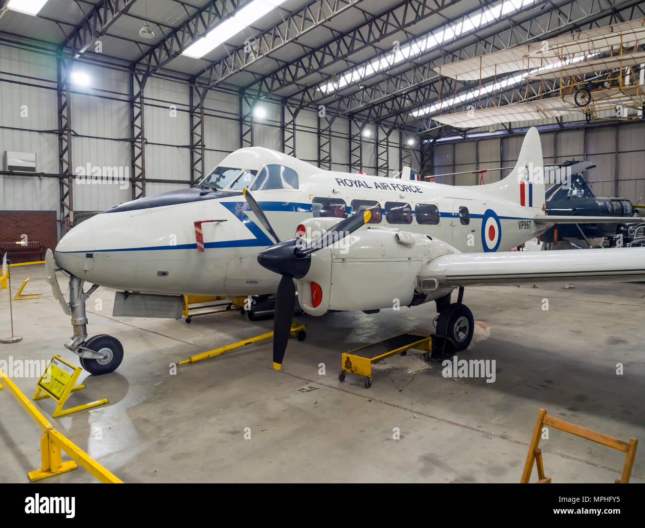 De Haviland DH104 C2 Devon executive trasporti di passeggeri in aereo è entrato in servizio nel 1946 sul display in Yorkshire Air Museum Elvington York Regno Unito Foto Stock
