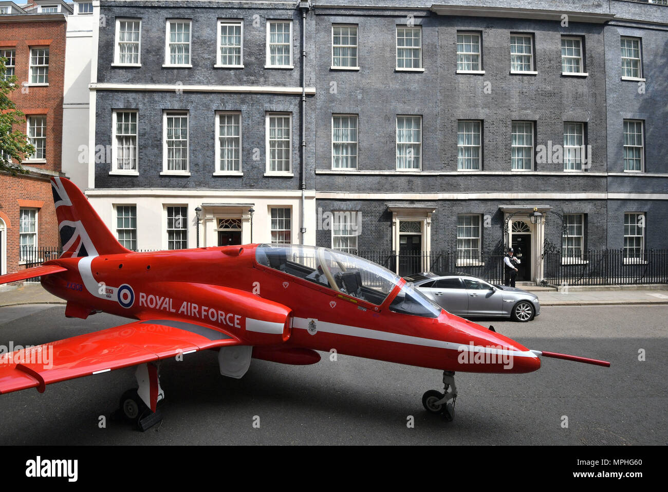 Una freccia rossa getto a Downing Street, Londra centrale per celebrare il centesimo anniversario della creazione della Royal Air Force. Foto Stock