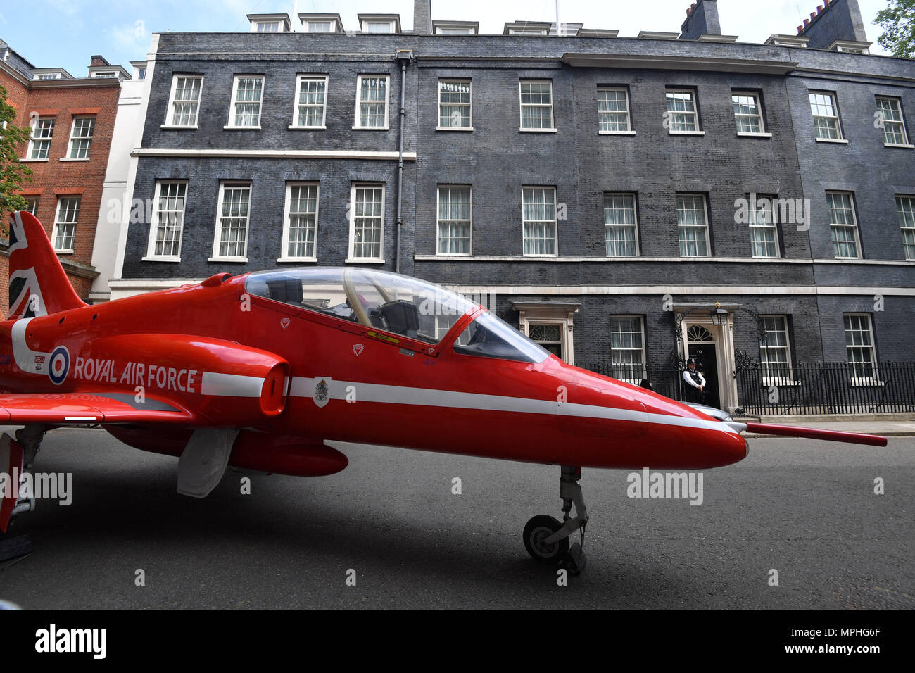 Una freccia rossa getto a Downing Street, Londra centrale per celebrare il centesimo anniversario della creazione della Royal Air Force. Foto Stock