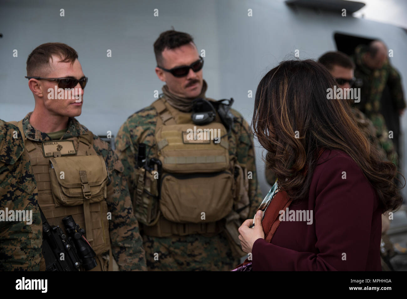 Stati Uniti Marines assegnati a scopo speciale Marine Air Ground Task Force-Crisis Response-Africa parlare con incaricato d' affari Herro Mustafa durante una visualizzazione statica visualizza per esercitare il disgelo reale 17 a Beja, Portogallo, Marzo 14, 2017. SPMAGTF-CR-AF ha partecipato al disgelo reale 17, un portoghese-led forze congiunte esercizio, per migliorare l'interoperabilità e la capacità di cooperazione con gli alleati della NATO per il real-world operations. (U.S. Marine Corps foto di Sgt. Jessika Braden) Foto Stock