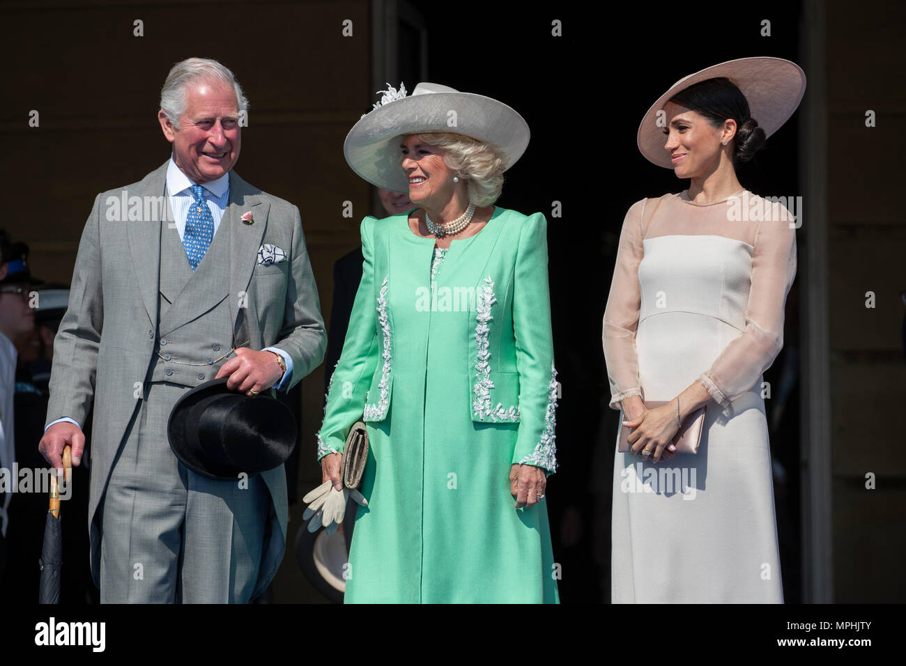 22 maggio 2018 Londra UK Gran Bretagna il principe Carlo e Camilla, la duchessa di Cornovaglia con il principe Harry e Meghan, duchessa di Sussex ad una festa in giardino a Buckingham Palace di Londra che ella è la partecipazione come suo primo royal impegno dopo essere sposati.L'evento fa parte delle celebrazioni per la festa di compleanno70th del Principe di Galles. Foto Stock