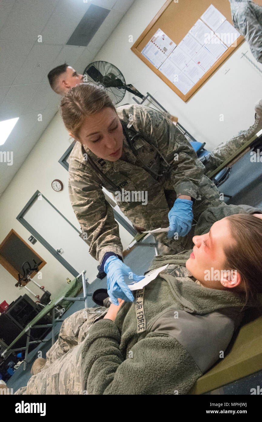 PETERSON AIR FORCE BASE, Colo. - Capt. Emma Pinkerton, Cheyenne Mountain Air Force Station aiuto medico infermiere Stazione, vale simulazione di primo soccorso per la simulazione di una vittima durante un incidente di massa esercizio durante il button-up di triage di emergenza di formazione presso il Cheyenne Mountain AFS, Colo., 3 marzo 2017. Il corso di formazione è progettato per lo stress di Cheyenne Mountain AFS soccorritori medici, che sono su chiamata da Peterson Air Force Base di clinica medica, per simulare lo stress che un futuro abbottonata fino mass casualty evento potrebbe causare. (U.S. Air Force foto di Steve Kotecki) Foto Stock