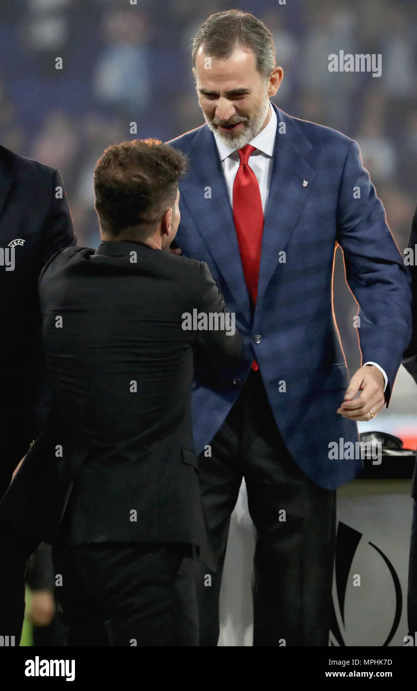 Felipe VI di Spagna si congratula con Atletico Madrid manager Diego Simeone alla fine della UEFA Europa League a Parc Olympique Lyonnais, Lione. Foto Stock