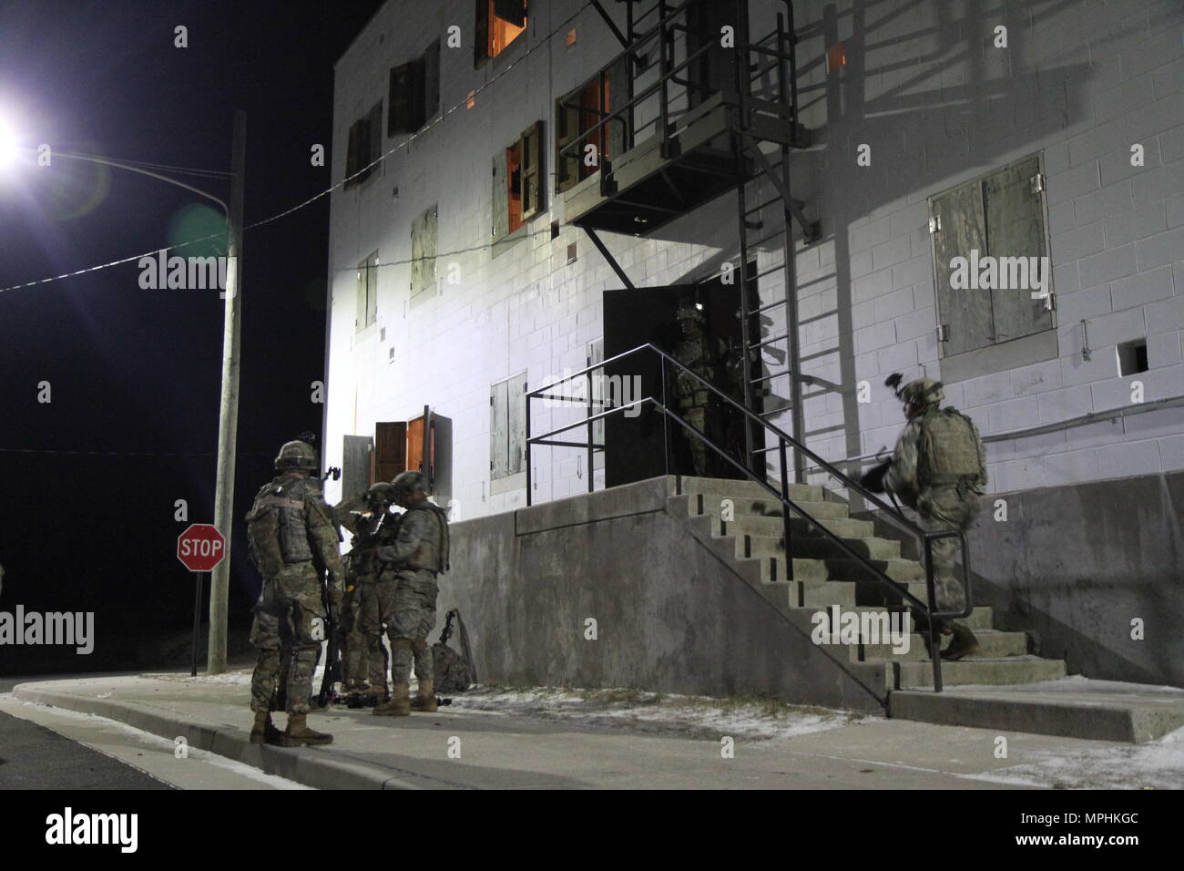 Soldati dal 101st Airborne Division (Air Assault) con sede a Fort Campbell, KY, eseguire apparecchiature e controlli di munizioni prima di occupare un edificio durante un attacco intenzionale durante l esercizio del guerriero 78-17-01 a base comuneGuire-Dix Mc-Lakehurst su Marzo 15th, 2017. Circa 60 unità da parte degli Stati Uniti La riserva di esercito, U.S. Esercito, U.S. Air Force e forze armate canadesi partecipano alla formazione 84ma il comando congiunto del esercitazione, WAREX 78-17-01, in corrispondenza del giunto di baseGuire-Dix Mc-Lakehurst, N.J. dal 8 Marzo fino al 1 aprile 2017; la WAREX è una larga scala di formazione collettiva evento progettato come Foto Stock