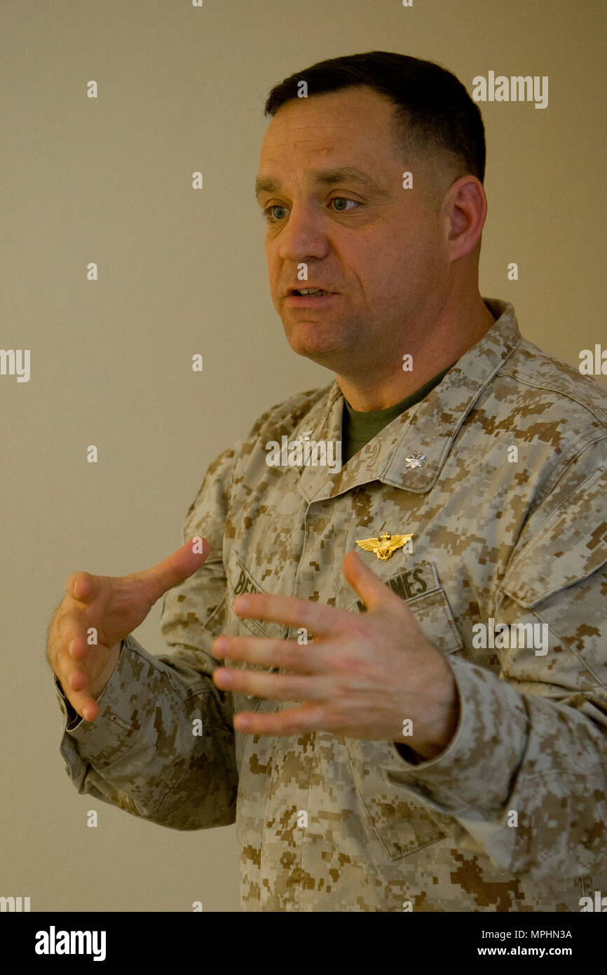 Stati Uniti Marine Corps LtCol. Guy G. Berry, la strategia e i piani con sede Marine (HQMC) dà un periodo di istruzione circa la manutenzione aeromobili Officer corso (AAMOC) al Marine Corps Air Station Yuma, Ariz., sul Mar 14, 2017. AAMOC autorizzerà la manutenzione dei velivoli ufficiali con gli strumenti per la leadership, una maggiore conoscenza tecnica e procedure standardizzate attraverso rigorosi accademici e le mani sulla formazione al fine di diminuire la massa di incidenti correlati e aumentare sortie generazione. (U.S. Marine Corps foto scattata da Cpl. AaronJames B. Vinculado) Foto Stock