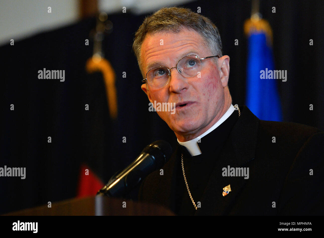 L Arcivescovo P. Broglio, capo dell Arcidiocesi per il servizio militare, parla al congregants del 86º Airlift Wing di preghiera nazionale Colazione a Ramstein Air Base, Germania, 13 marzo 2017. La manifestazione è una celebrazione della libertà di religione, che è stato fornito dagli Stati Uniti Bill dei diritti al momento della sua ratifica il 15 dicembre 1791. Il primo emendamento protegge ogni individuo la libertà di praticare la religione di propria scelta e impedisce che il governo di favorire una religione particolare. (U.S. Air Force foto di Airman 1. Classe Joshua Magbanua) Foto Stock