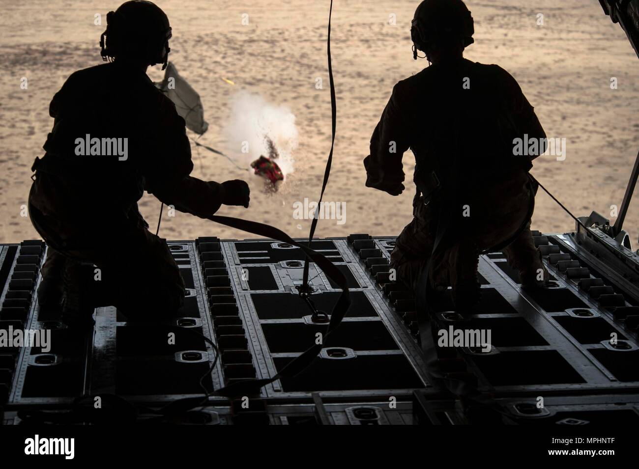 Il personale Sgt. Robert LeMay e Master Sgt.Joseph Thayer loadmasters sia assegnato al nono Special Operations Squadron, Cannon Air Force Base, N.M., osservare la formazione di un contrappeso distribuire durante una missione di addestramento su Melrose Air Force gamma,N.M., 8 marzo 2017. (U.S. Air Force foto di Tech. Sgt. Manuel J. Martinez) Foto Stock