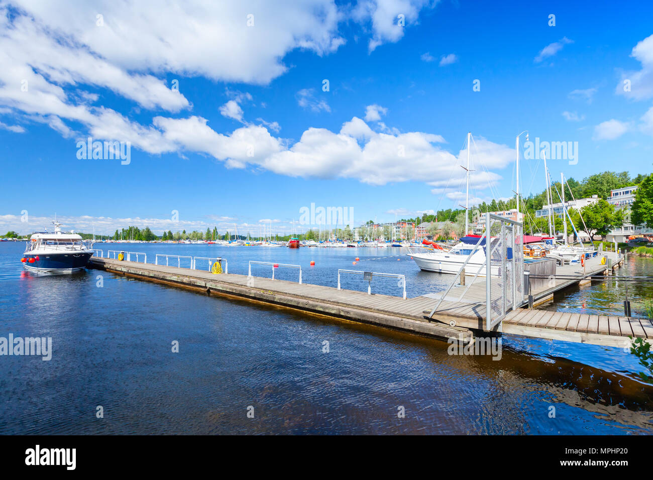 Marina con molo galleggiante. Porto di Lappeenranta nel giorno di estate, Finlandia Foto Stock