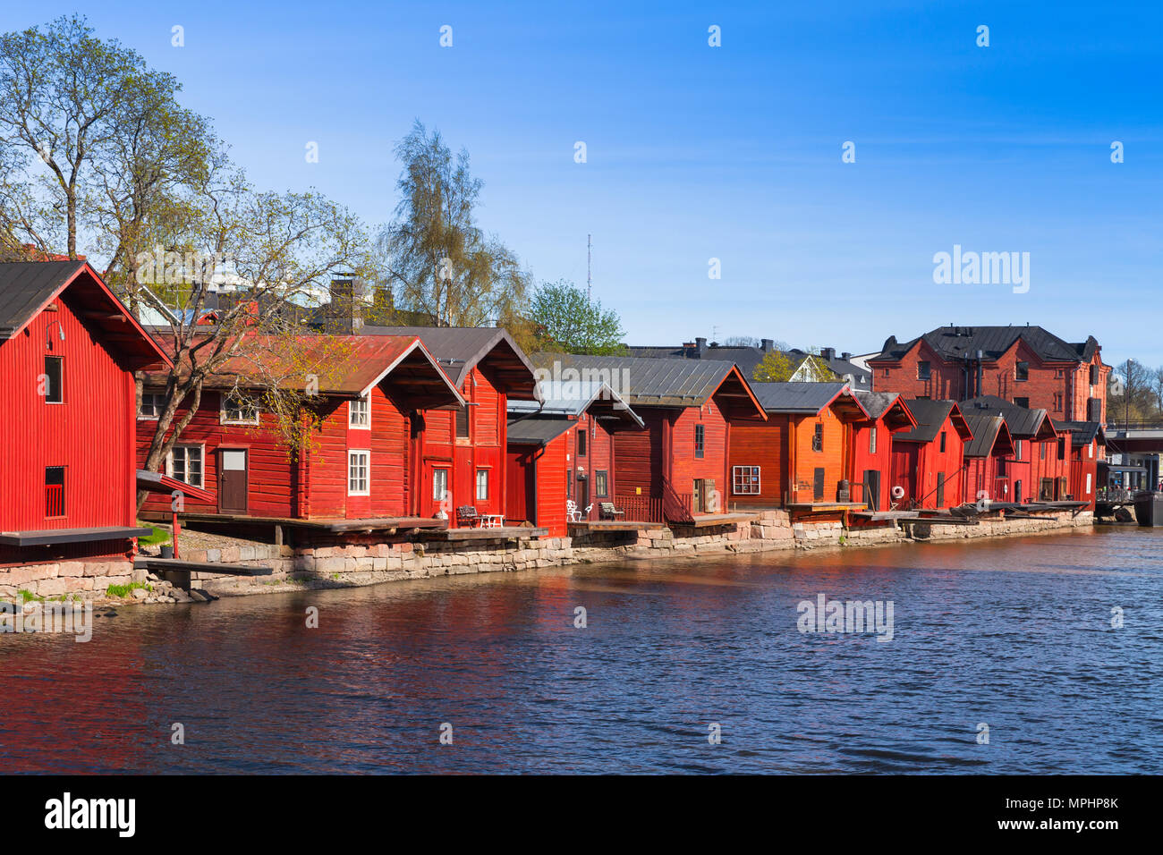 Storica città finlandese di Porvoo. Vecchio rosso case di legno in una fila sulla costa del fiume Foto Stock