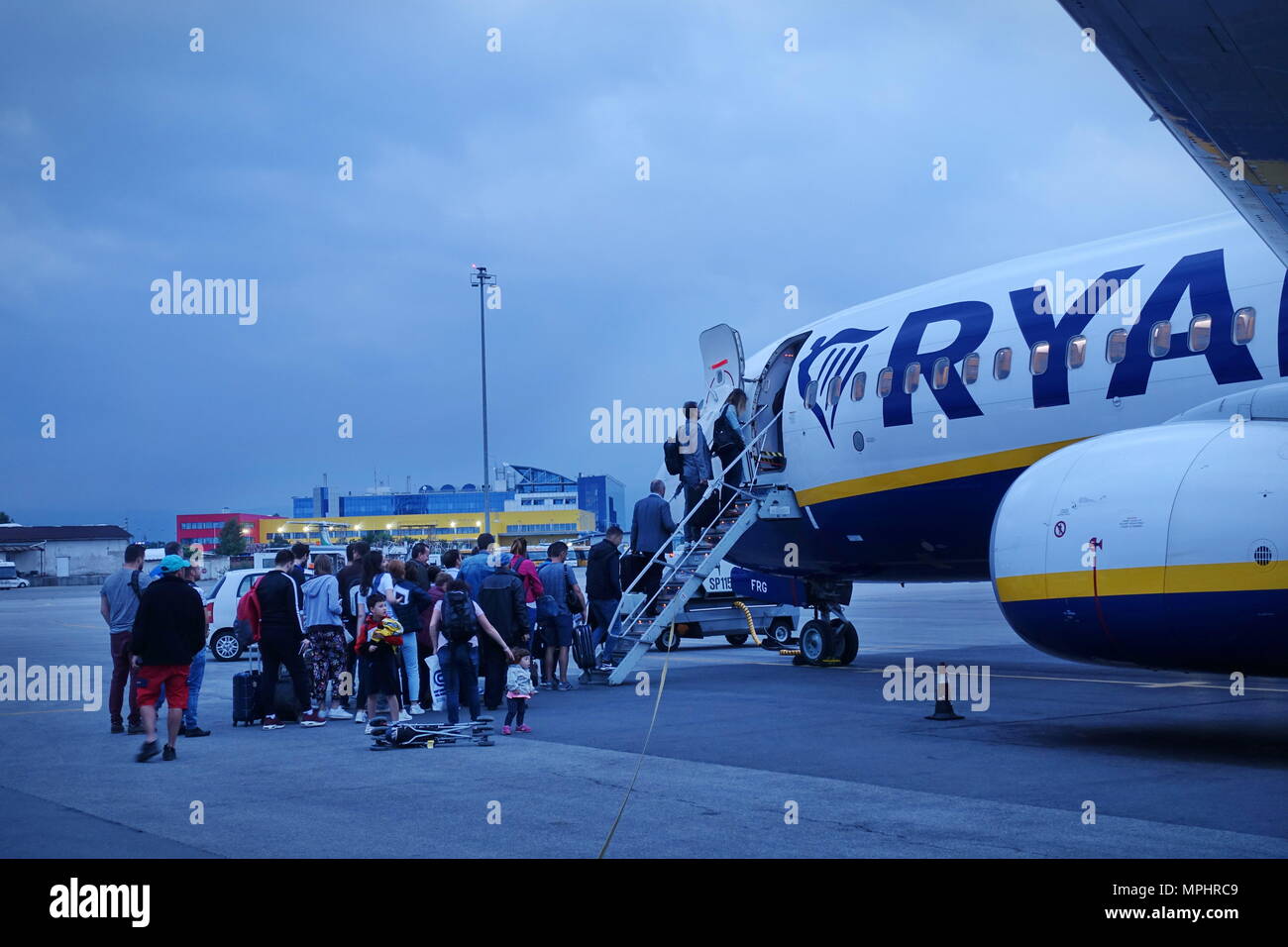 Sofia, Bulgaria - 22 Maggio 2018: i passeggeri imbarco su volo Ryanair a basso costo Foto Stock