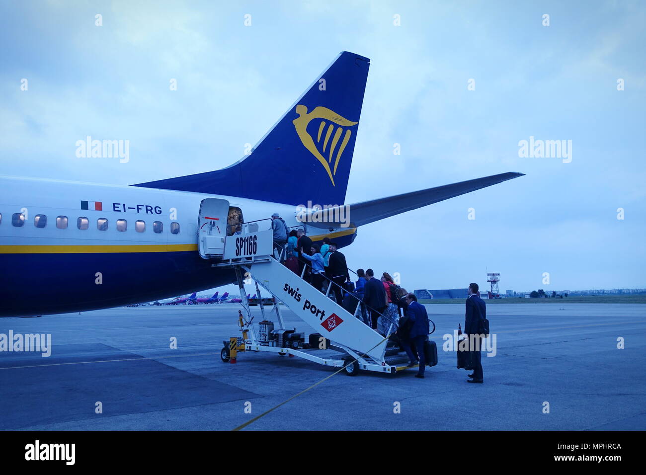 Sofia, Bulgaria - 22 Maggio 2018: i passeggeri imbarco su volo Ryanair a basso costo Foto Stock