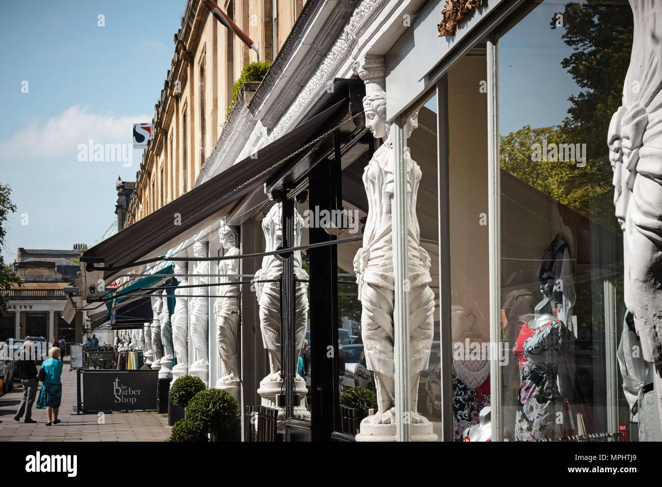 Cariatidi, negozi e pedoni / acquirenti di Montpellier a piedi, Cheltenham Gloucestershire Foto Stock