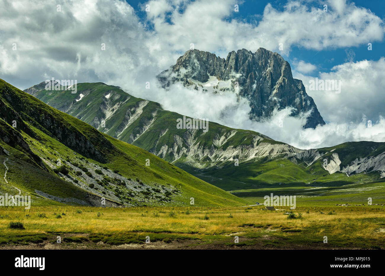 Il Corno Grande, il picco dell'Appennino, spicca tra le nuvole. Abruzzo Foto Stock