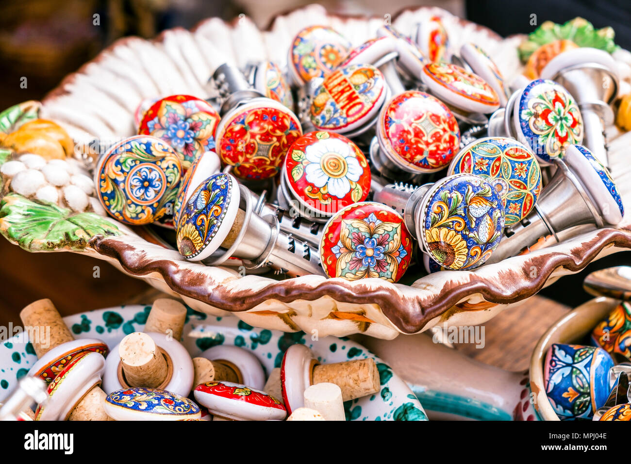 Palermo, Italia - 29 Aprile 2018: esposizione delle ceramiche tipiche effettuare una mano e dettaglio di decorate tappi per bottiglie in un negozio a Palermo, Sicilia Foto Stock