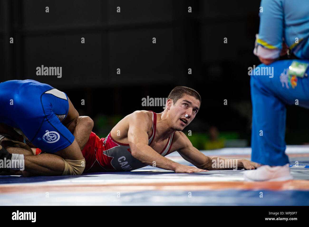 GOLD COAST, Australia - 12 aprile: Steven Takahashi del Canada v Rahul consapevole dell India a competere in uomini 57kg medaglia d oro Freestyle corrispondere l'oro Co Foto Stock