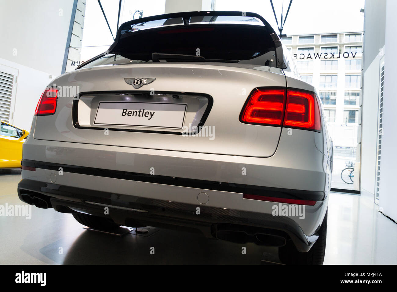 Berlino, Germania - 15 Aprile 2018: Bentley auto Bentayga permanente al gruppo Volkswagen unità forum il 15 aprile 2018 a Berlino, Germania. Foto Stock