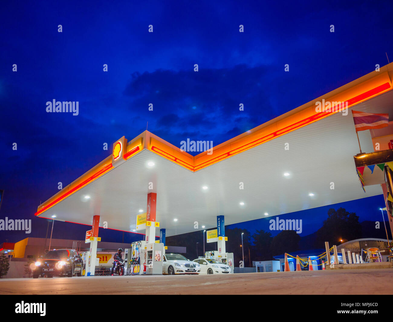 Kedah, Malesia - 27 Febbraio 2017: stazione di rifornimento Shell blu sullo sfondo del cielo durante il tramonto. Royal Dutch Shell ha venduto il suo guscio australiano operazione di vendita al dettaglio Foto Stock