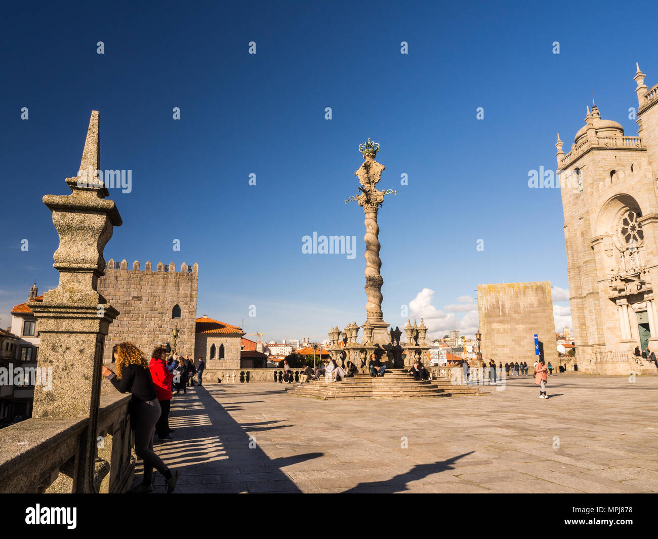 PORTO, Portogallo - 12 febbraio 2018: Porto Cattedrale (Se do Porto) quadrata con gogna (Pelourinho) colonna nel centro storico di Porto. Foto Stock