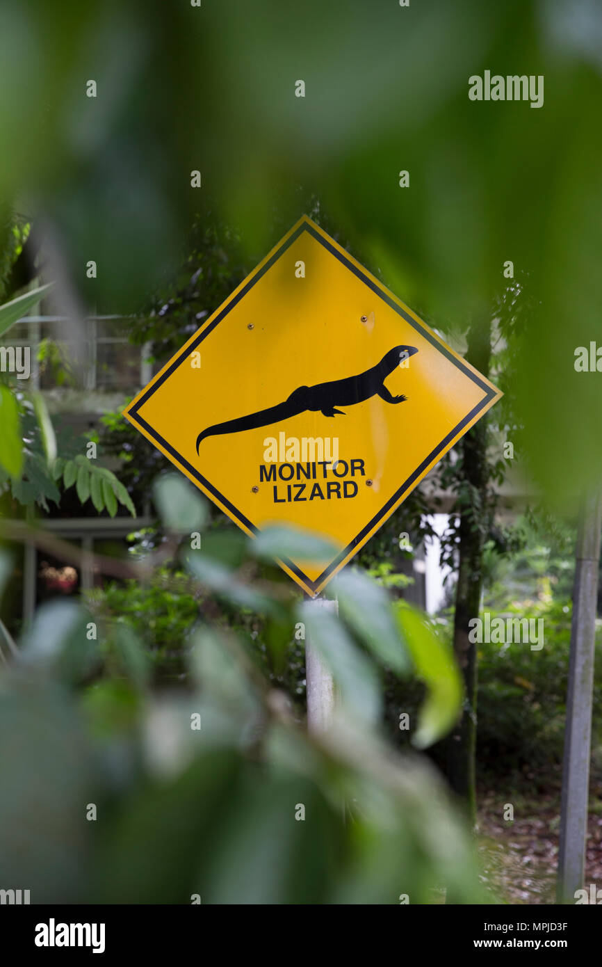 Schede di segno di avvertimento di varani sul campo da golf in un'esclusiva comunità gated al di fuori della Malaysia capitale Kuala Lumpur. Foto Stock