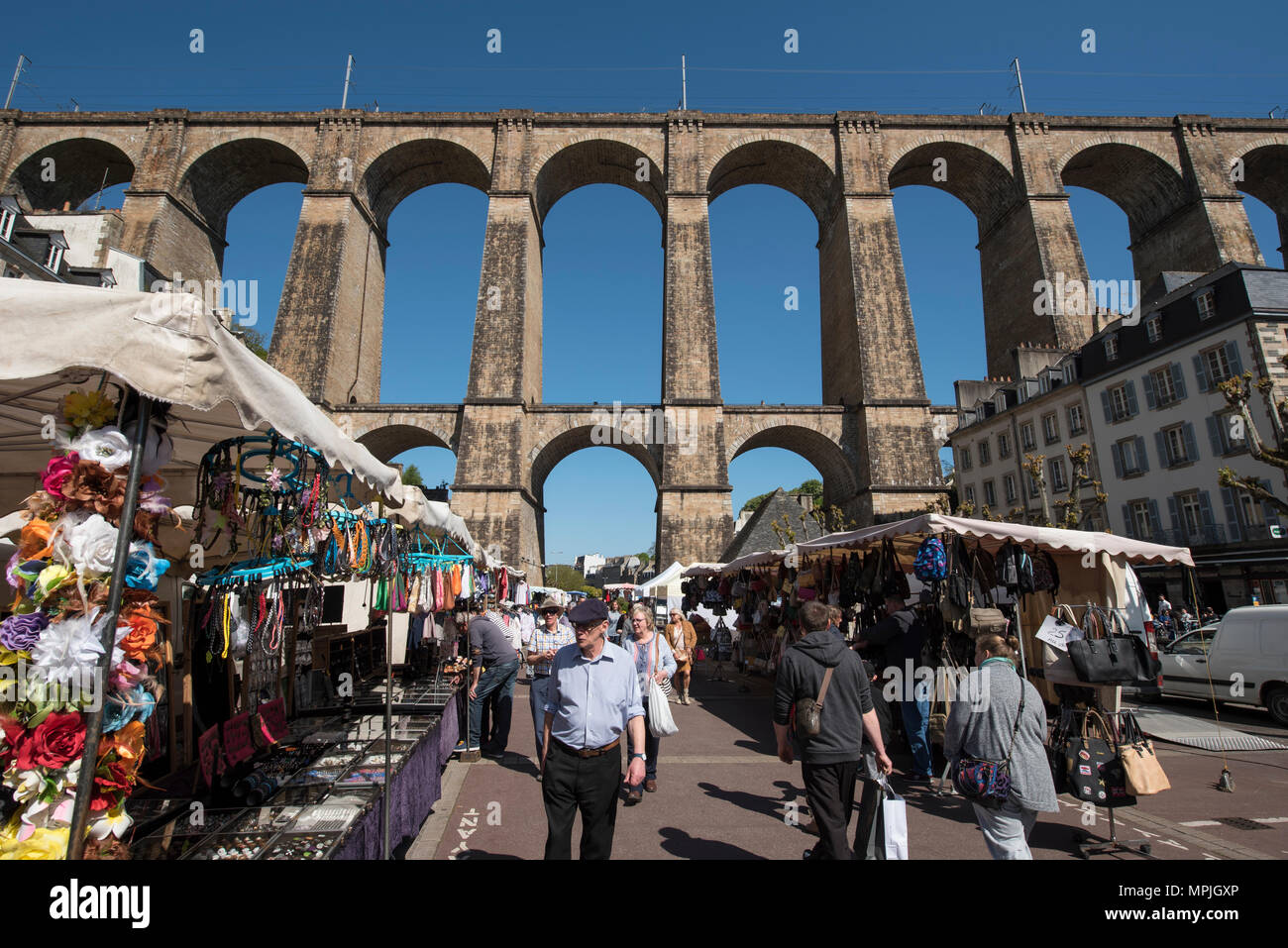 Morlaix di mercato con il viadotto che mostra, Finistère Bretagna, Francia. Foto Stock