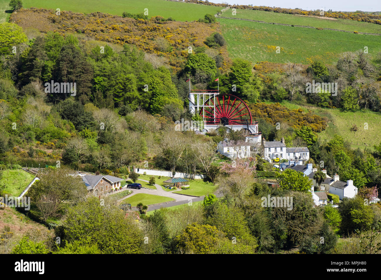 Alta Vista della grande Ruota Laxey, case di campagna. Laxey, Isola di Man e Isole britanniche Foto Stock