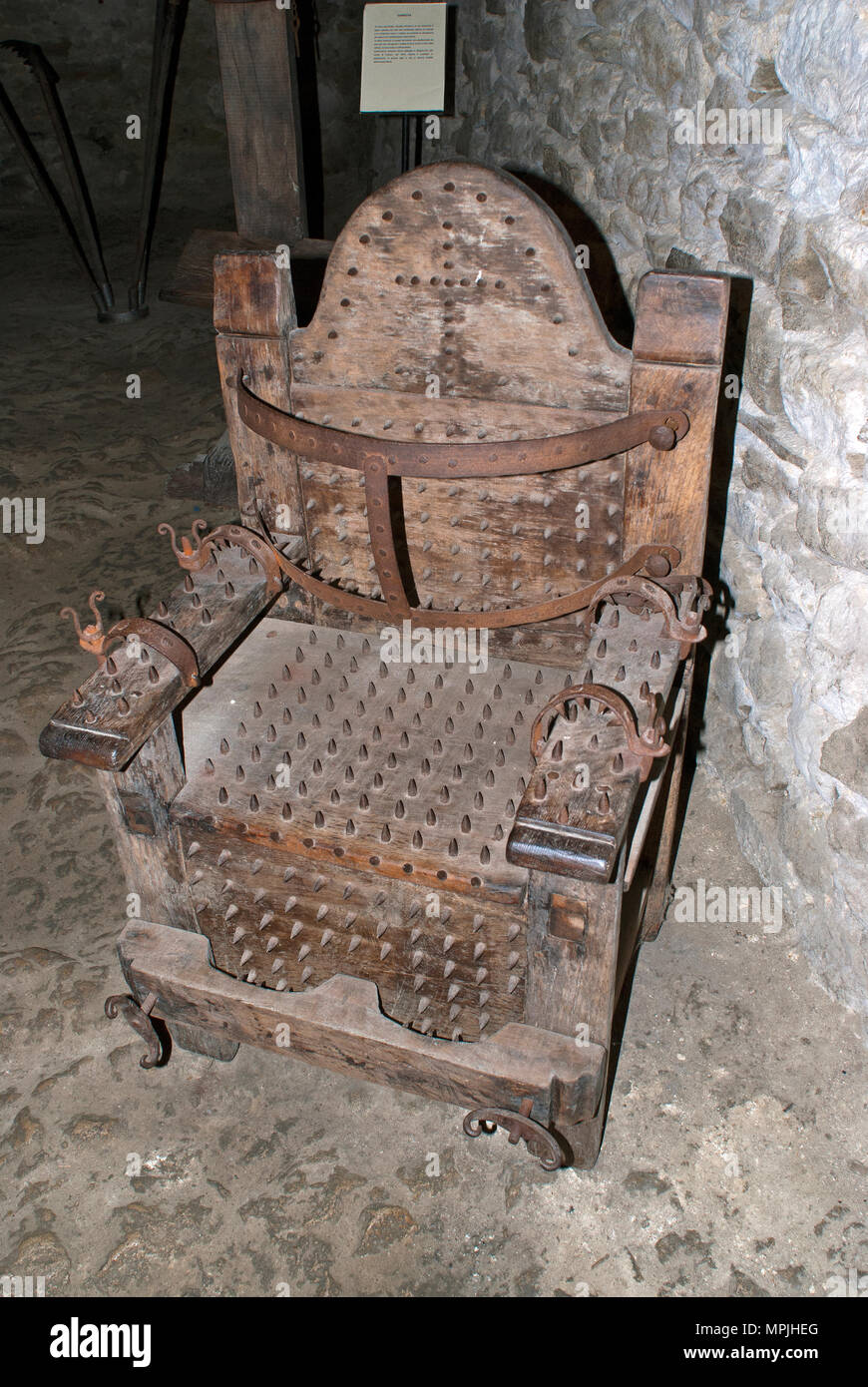 Strumento di tortura sedia delle streghe al Museo della Fortezza di San Leo (ex Montefeltro), Emilia-Romagna, Italia Foto Stock