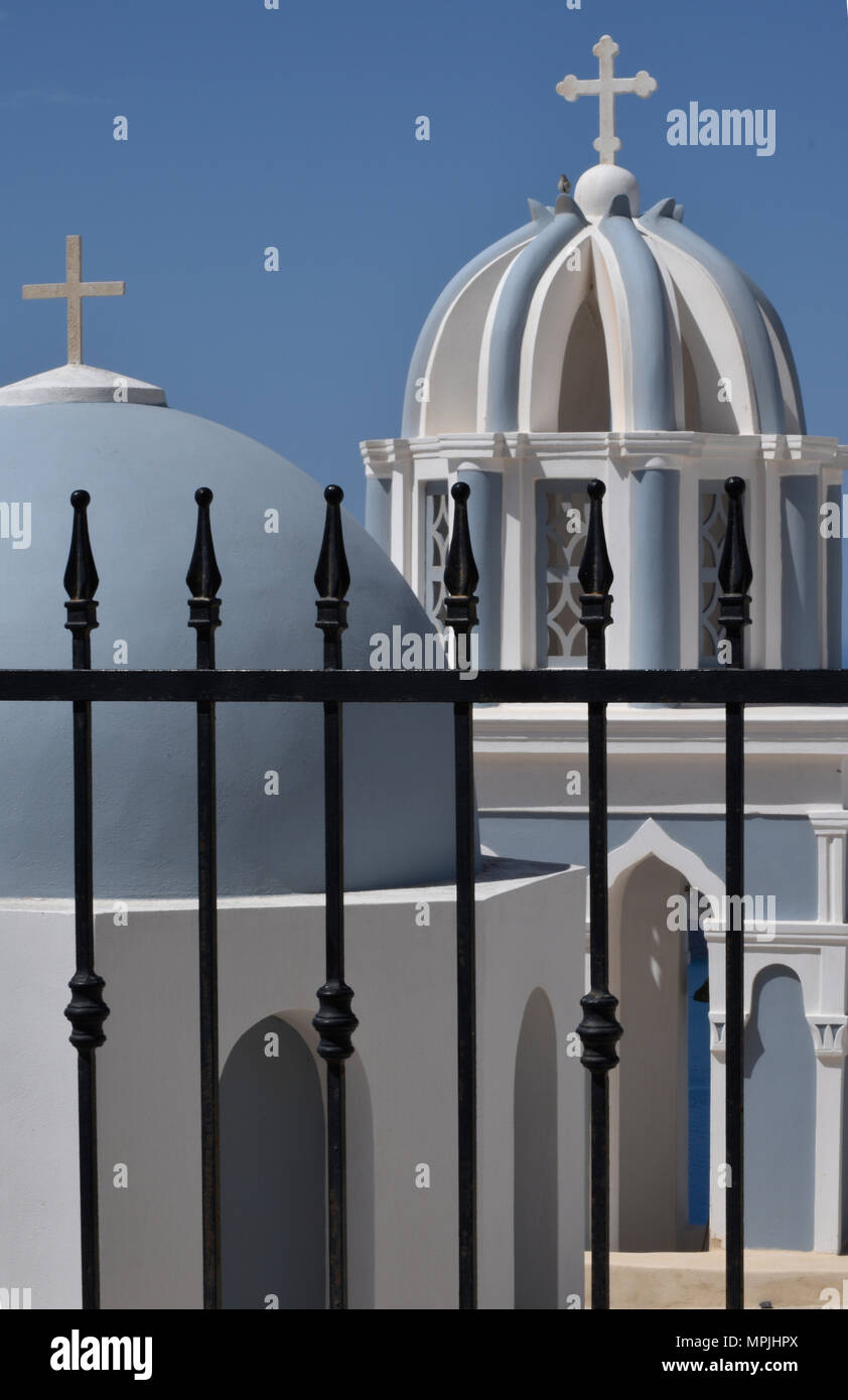 A cupola blu campanili fuori Firastephanis sull'isola greca di Santorini mostrano legacy veneziano. Foto Stock