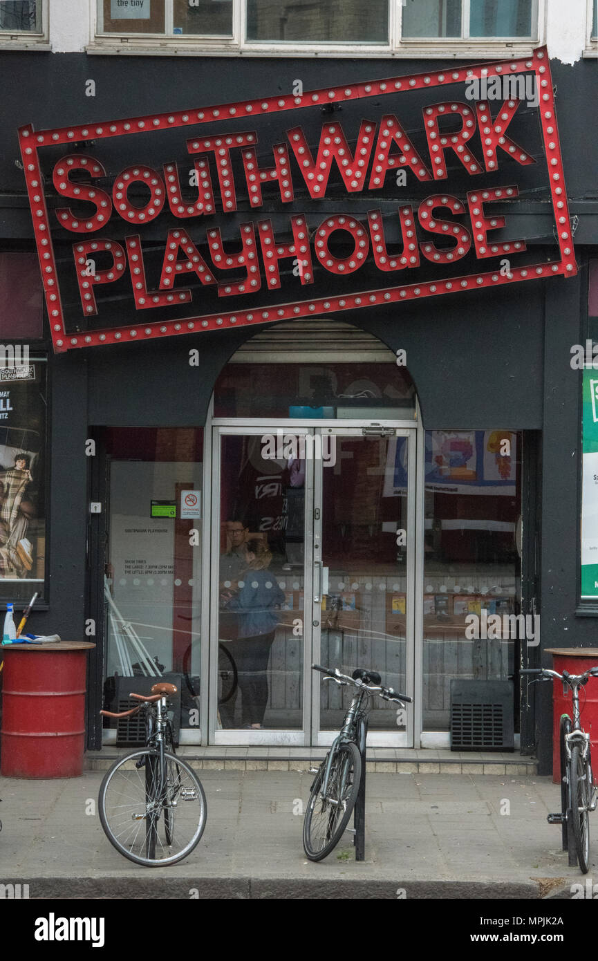 L'ingresso anteriore per il southwark playhouse nel centro di Londra. Teatri e luoghi di ritrovo della città capitale di Londra. Di agire e di riprodurre i luoghi di dramma della città. Foto Stock