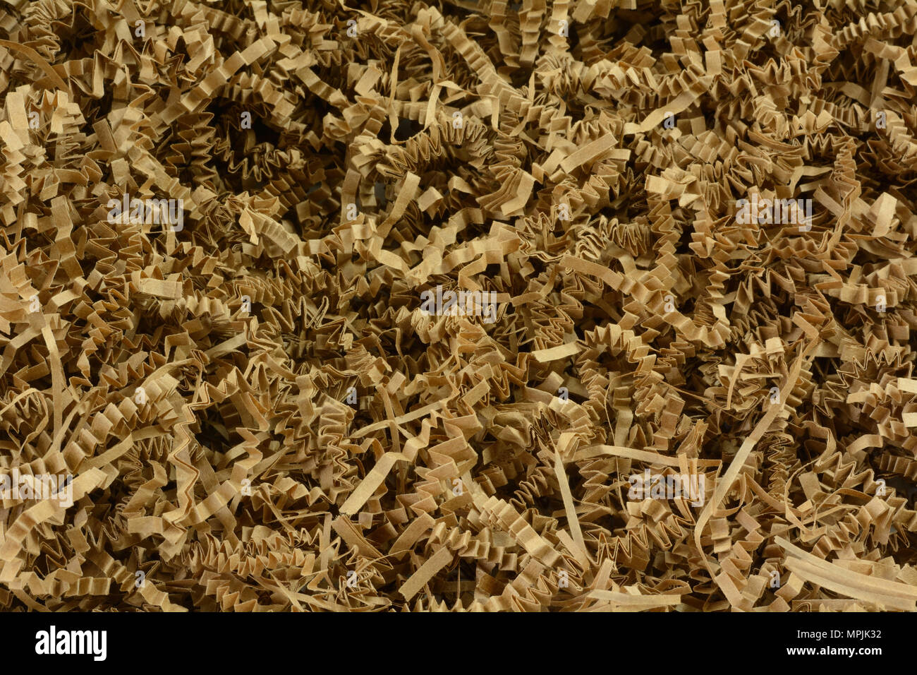 Close up zigrinato shredded carta marrone di rifornimento scatola per la spedizione di oggetti fragili per evitare danni e rotture Foto Stock