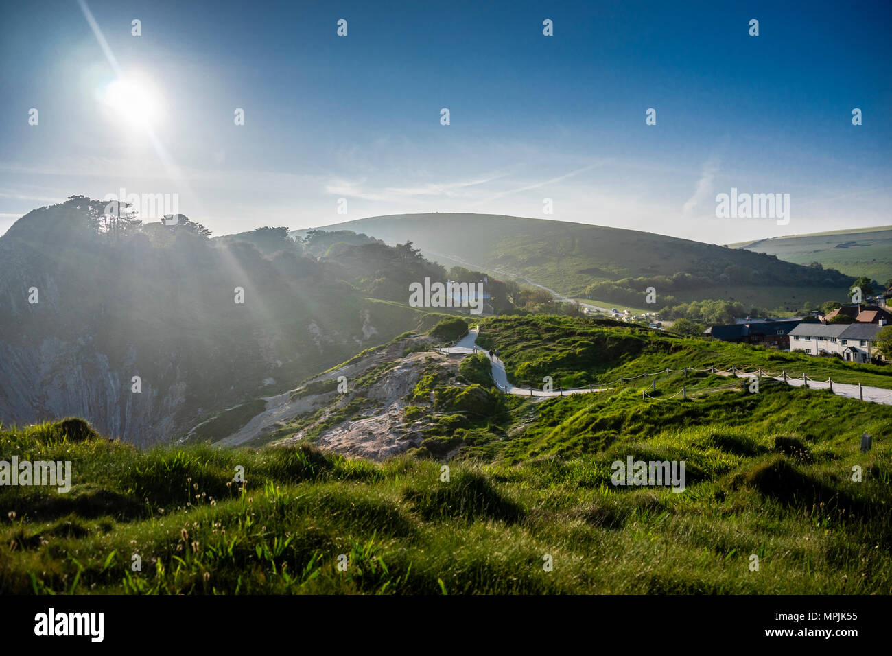 Vedute panoramiche lungo la costa sud occidentale il percorso nelle vicinanze Lulworth nel Dorset durante il pomeriggio nebuloso sunshine, Dorset, England, Regno Unito Foto Stock