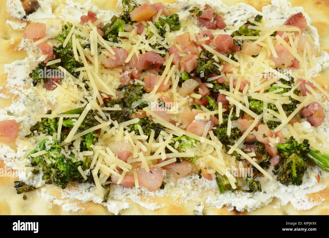 Close up flatbread pizza con la ricotta, broccoli, pancetta e formaggio parmigiano condimenti preparati per la cottura Foto Stock