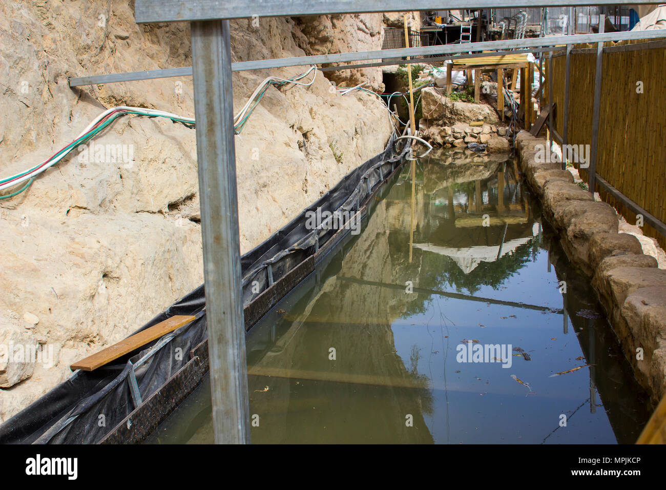 8 maggio 2018 turisti alla scoperta di recente antica piscina di Siloe a Gerusalemme Israele a seguito del loro cammino attraverso Ezechia's Galleria Foto Stock