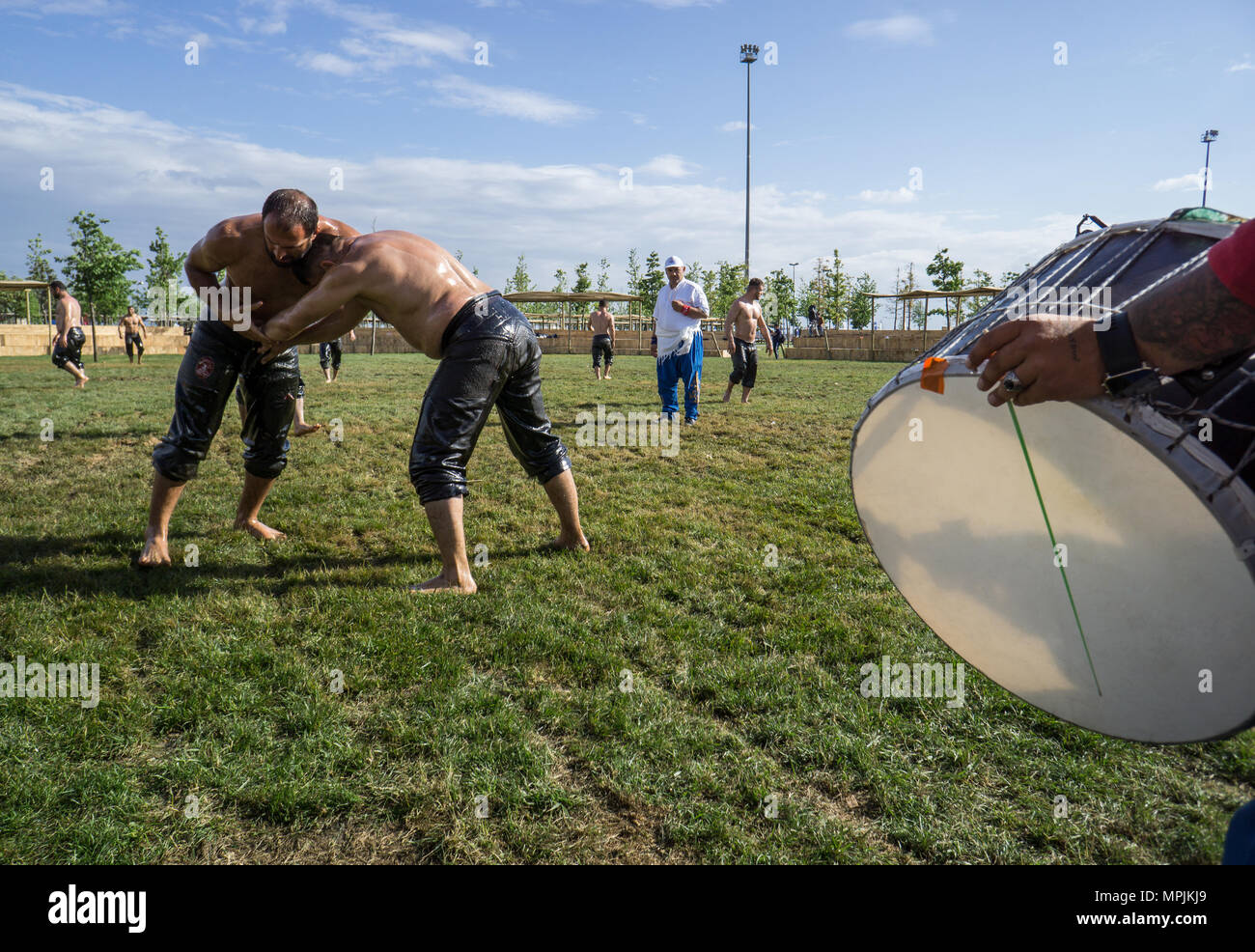 Persone non identificate eseguire olio.wrestling wrestling di olio o grasso wrestling (Yagli Gures) è un cittadino turco sport.ISTANBUL,TURCHIA,maggio 11,2018 Foto Stock