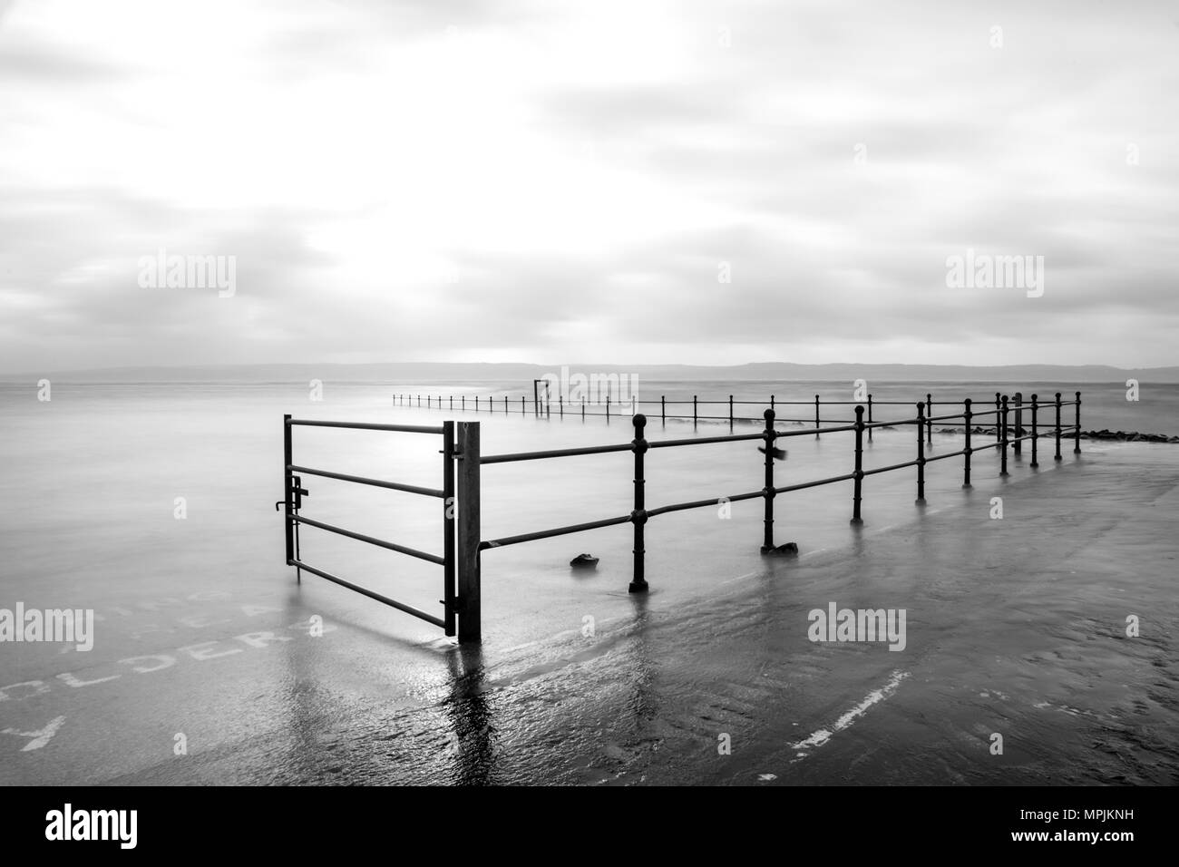 Lago marino parete con ringhiere. Esposizione a lungo mare tempestoso. Foto Stock